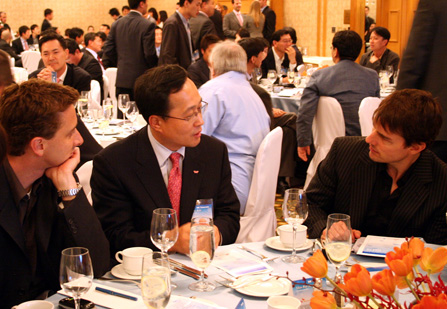 Helio`s official launching ceremony took place in LA. About 200 guests participated in the ceremony (including Shin Bae Kim, president of SK Telecom).